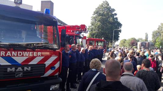 Zeventien brandweermannen en -vrouwen vormden een erehaag op de P.C. Hooftlaan.
