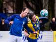Wesley Migchels (l) van Boskant in een kopduel met Stef Witlox van Nijnsel.