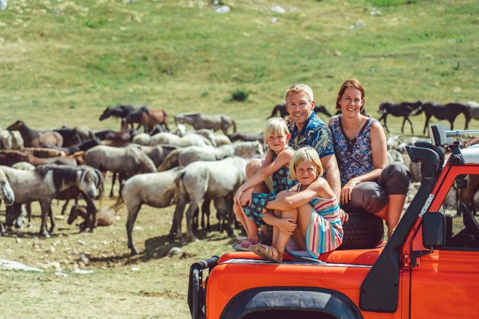 Yvonne van der Laan met man Peter en dochters Vera en Rosalie tussen de wilde paarden van Livno. Die bezochten ze tijdens een rondreis door Bosnië en Herzegovina.