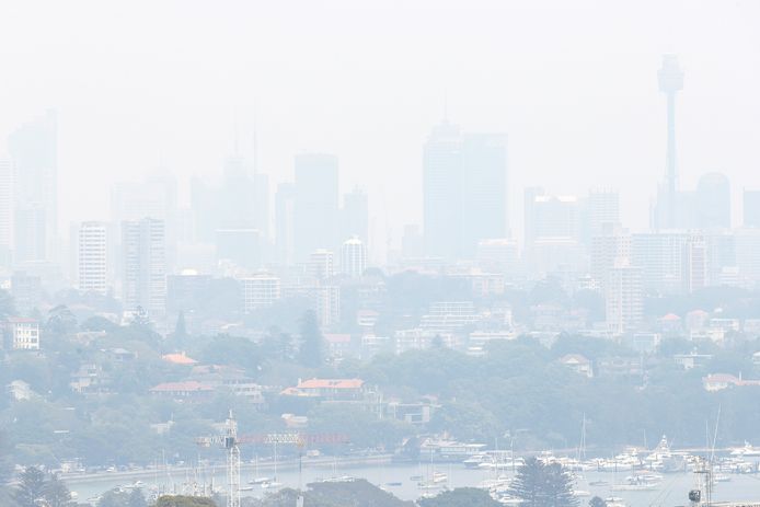 De skyline van Sydney is bijna niet meer zichtbaar door de rook.
