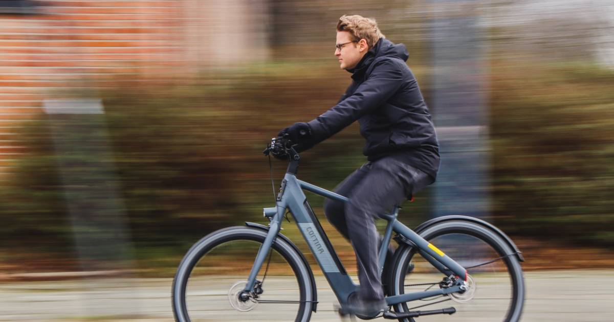 Notre expert a piloté le vélo électrique Cortina E-Blau : « Pour ceux qui n’apprécient pas les logos fantaisistes, c’est une bonne affaire » |  Vélos électriques