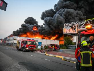Explosies bij grote brand houthandel Ter Aar, vuur overgeslagen naar andere bedrijven 