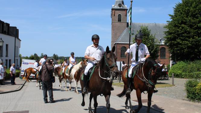 Corona of de hitte kunnen de Sint-Michielruiters van Nukerke niet stoppen: 70ste ommegang op rij voor mens en paard