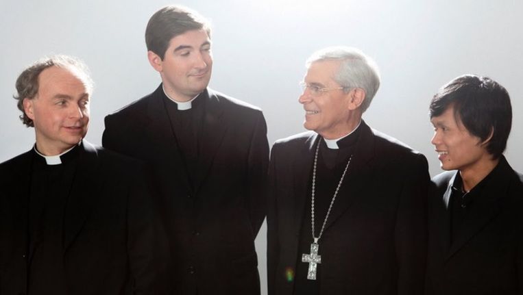 Les Prêtres, met als derde van links manager en bisschop Jean-Michel Di Falco. Beeld TF1 Music