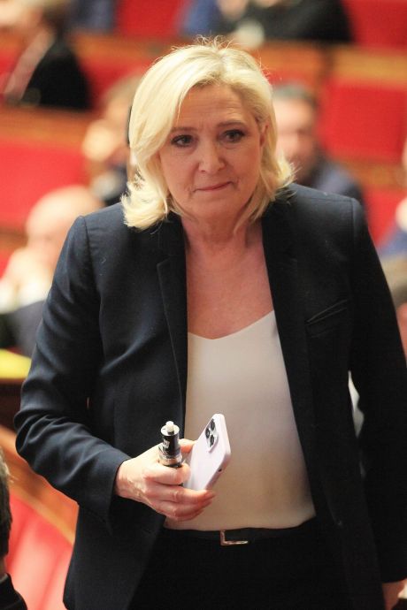 Retraites en France: Marine Le Pen ne veut pas participer à "éteindre le feu”