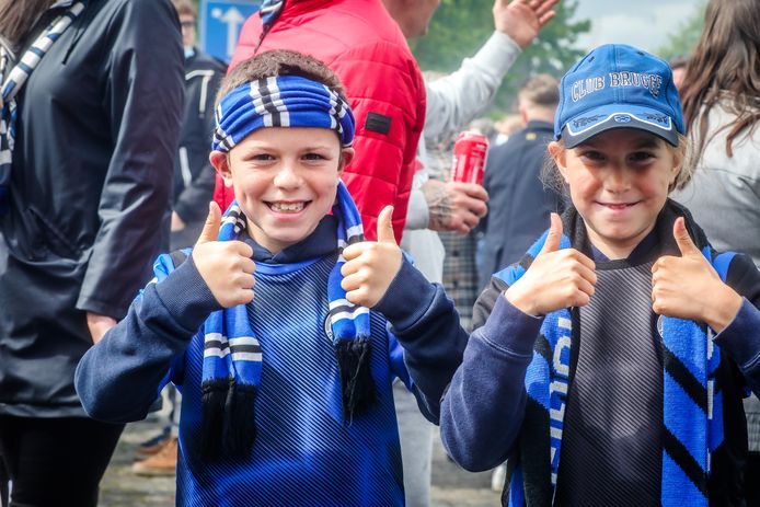 supporters wachten op de spelersbus van Club Brugge op de Platse van St Andries