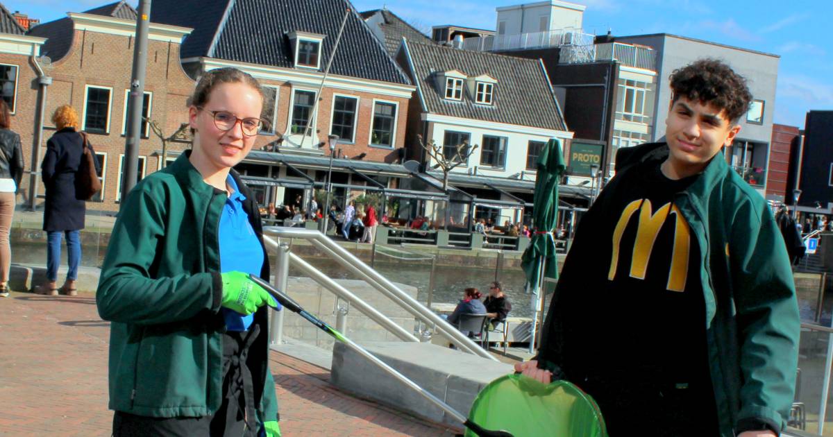Fieke (15) en Tariq (16) schonen Alphense centrum op ‘Gooi afval gewoon in de prullenbak