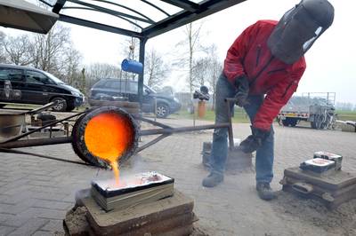 Kunst van Anton ter Braak is roodgloeiend en witheet: ‘Bij nacht is het brons gieten nog spectaculai