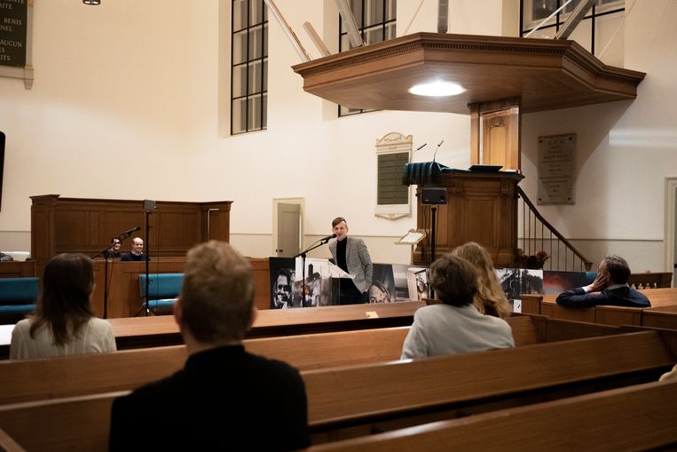 Gespreksleider Rik Zwalua spreekt bezoekers toe tijdens een avond van LUX in de Waalse kerk.  Beeld Bram Petreaus