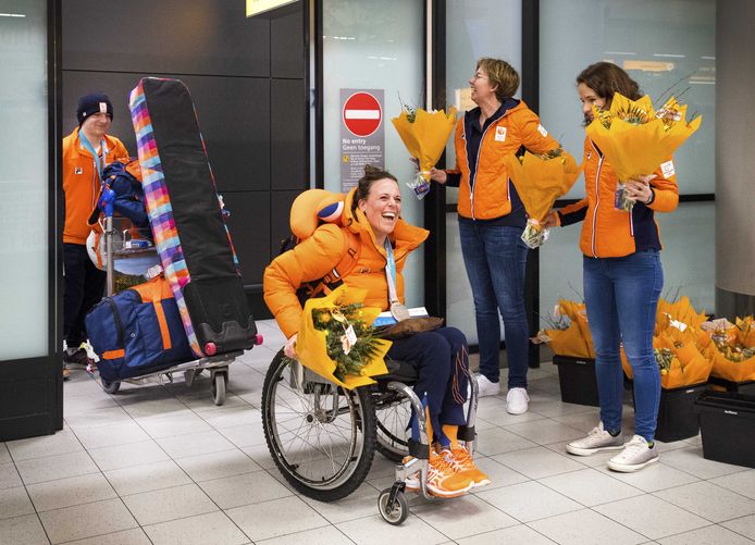 De sporters die mee hebben gedaan aan de Paralympische Spelen in Zuid-Korea zijn weer terug op Schiphol.