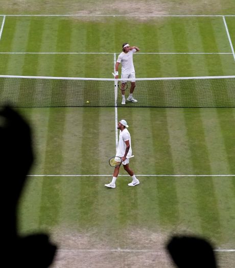 Wimbledon geeft Nick Kyrgios en Stefanos Tsitsipas boete voor onsportief gedrag