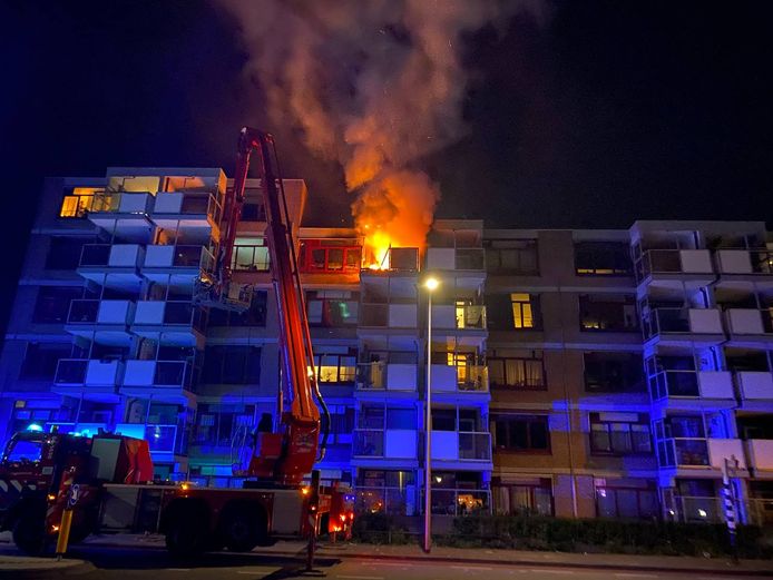Vlammen sloegen uit een appartement aan de Menistenstraat in Zwolle
