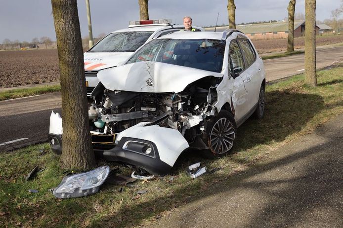 Een auto botste tegen een boom in Schaijk.