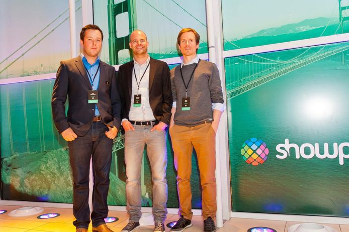 De oprichters van het Gentse softwarebedrijf Showpad : Louis Jonckheere, Pieterjan Bouten en Peter Minne houden.