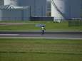 VIDEO: Man kuiert op z'n dooie gemakje tussen de opstijgende vliegtuigen door op luchthaven van Zaventem