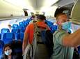 Aan boord van een KLM-vlucht naar Barcelona: ‘Afstand houden natuurlijk totaal onmogelijk’