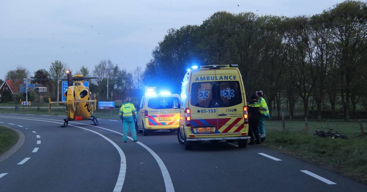 Motorrijder ernstig gewond bij ongeval in Holten, traumahelikopter opgeroepen.
