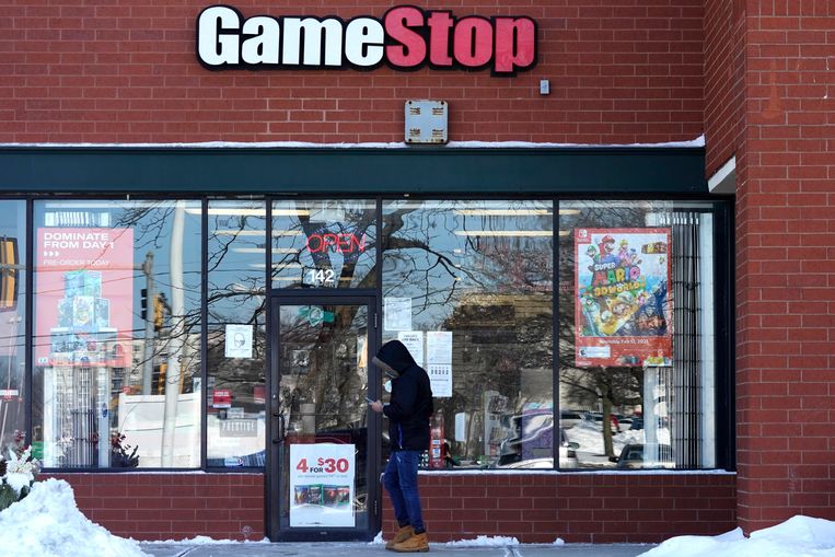 De waarde van winkelketen voor videospellen GameStop steeg door de massale aankoop van diens aandelen door Reddit-gebruikers in één week tijd met 1.000 procent. Beeld AP