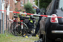 Politieonderzoek in de De La Reystraat in Dordrecht, een dag nadat daar een schietpartij plaatsvond, waarbij twee agenten en een omstander gewond raakten.