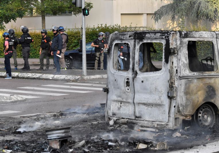 Het wrak van een busje dat in vlammen is opgegaan bij de gewelddadigheden in Dijon. Beeld AFP