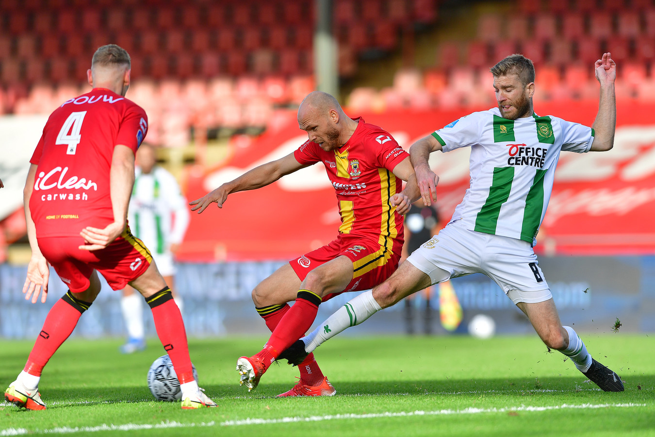 Go Ahead Eagles-speler Gerrit Nauber in duel met Michael de Leeuw.