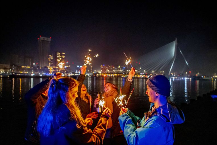 De Erasmusbrug in Rotterdam, dit jaar niet verlicht door het vuurwerkspektakel.  Beeld ANP