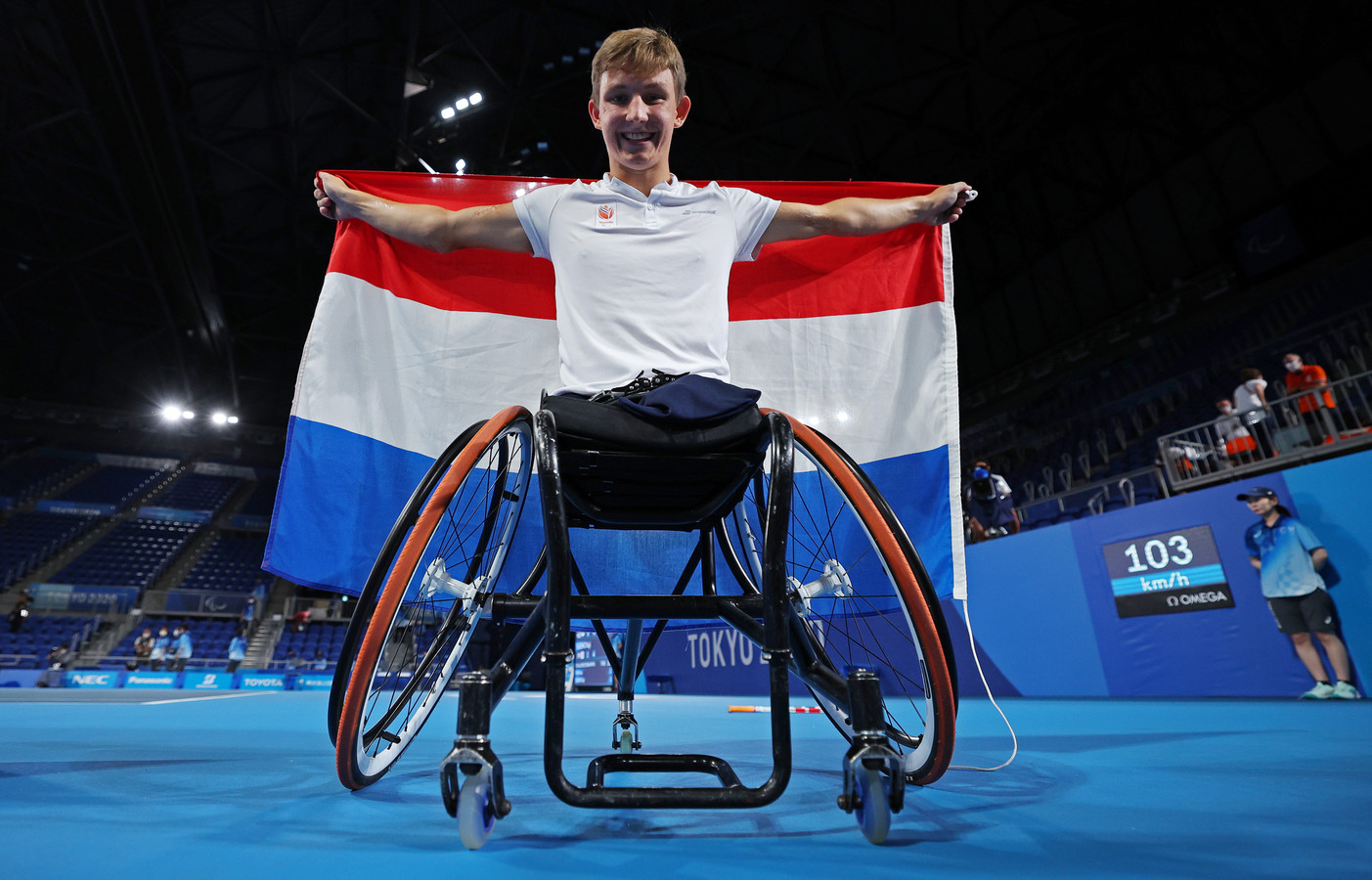 Niels Vink en Frederique van Hoof laten Helmond hun medailles zien