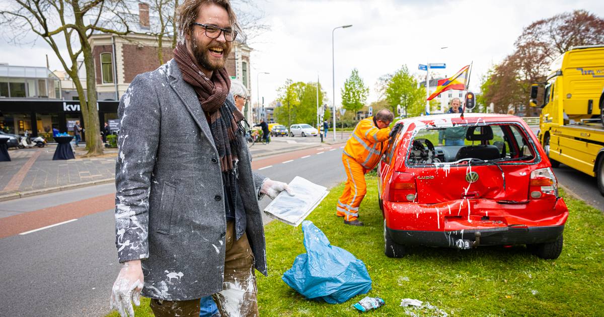 Botsing! In een klap zit Bernjan uit Zwolle ónder de verf: ‘Zonde natuurlijk, maar ergens ook heel grappig’.