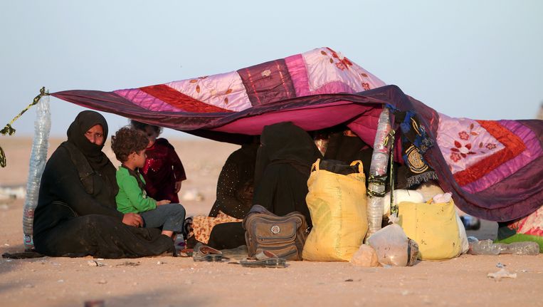 Irakese vluchtelingen uit Mosoel aan de Syrische grens. Beeld REUTERS