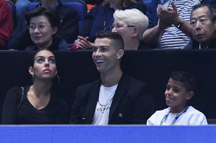 Cristiano Ronaldo met zijn partner Georgina Rodriguez en Cristiano Jr in de O2 Arena.