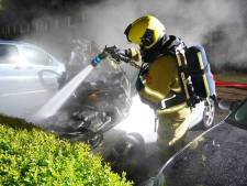 Auto in vlammen op in Den Bosch, politie vermoedt brandstichting