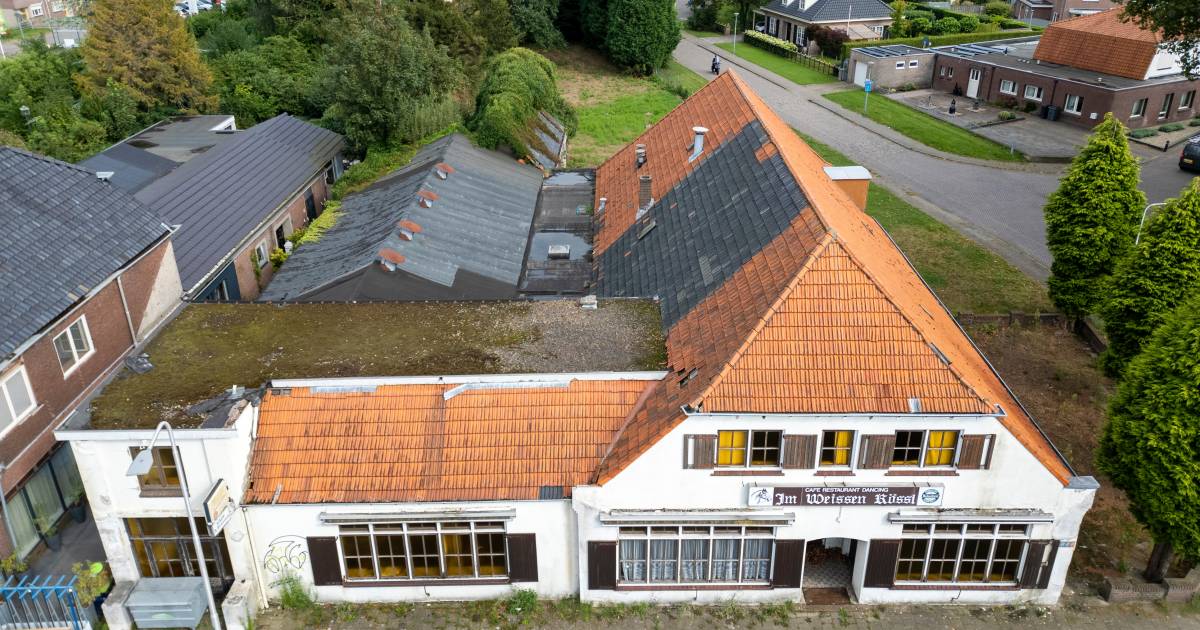 Dit voormalige restaurant staat al 10 jaar te verpieteren, omwonenden vrezen instortingsgevaar: ‘Dit