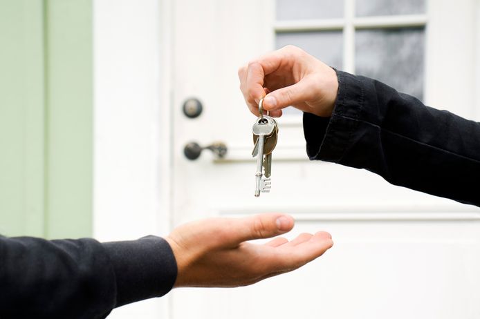 Een huis kopen zonder het op voorhand te bezichtigen: het lijkt te gek voor woorden, maar sommige Vlamingen moeten het doen als ze eens niet willen afgetroefd worden door andere kandidaat-kopers.