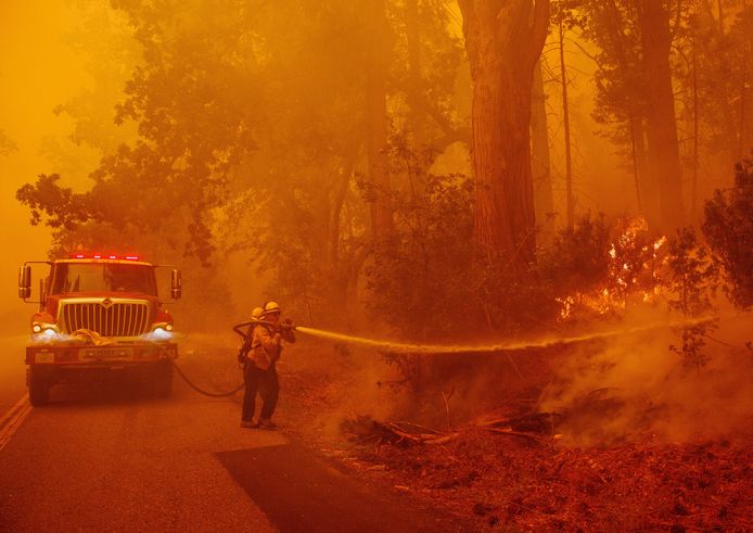 Archiefbeeld ter illustratie. Brandweermannen bestrijden het vuur in Mariposa in Californië.