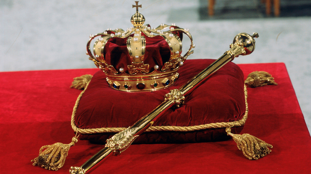 De kroon en de scepter die horen bij het ambt van koning(in).