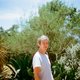 Wat doet een singer-songwriter van droeve muziek, als hij ineens gelukkig blijkt te zijn?