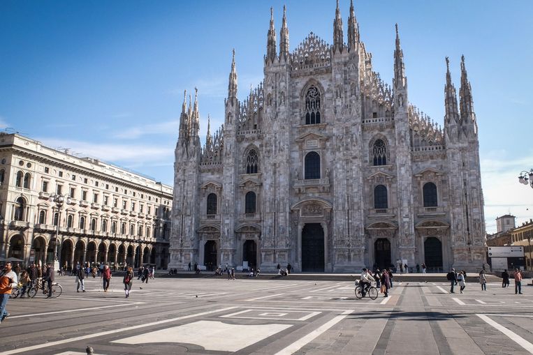Een vrijwel leeg Piazza del Duomo in Milaan. Beeld EPA