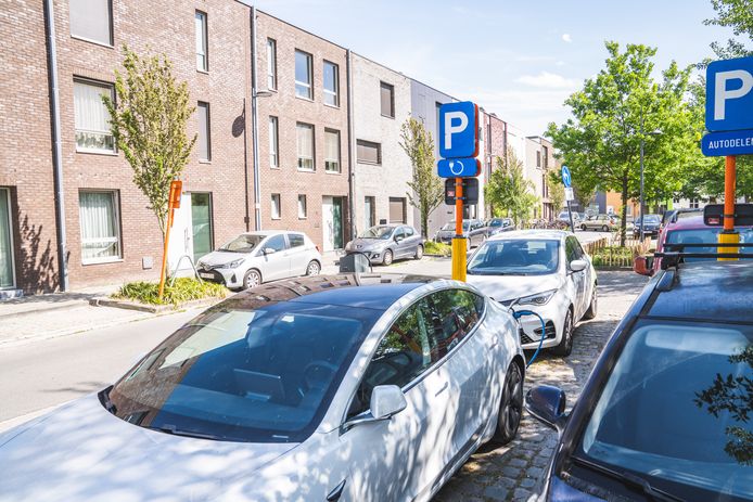 Ter illustratie. Parkeerplaatsen voor elektrische wagens met een laadpaal.