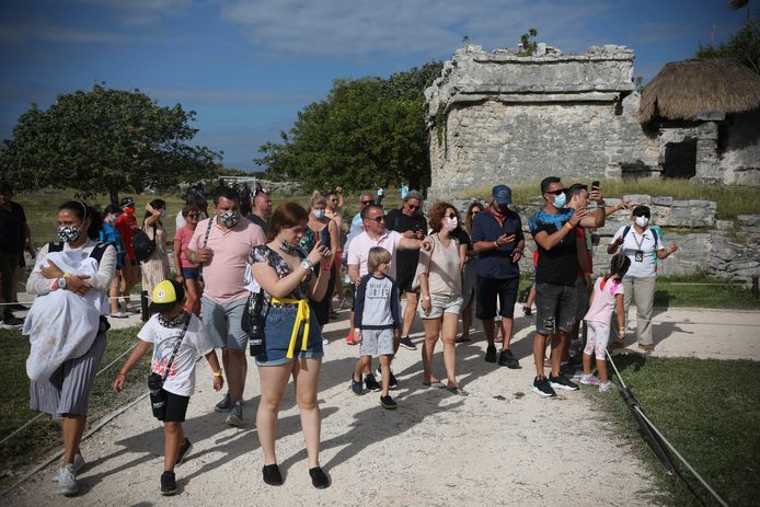 Toeristen bij de oude Mayaplaats in Tulum.