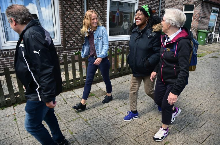 Wandelen met medewerkers van gezondheidscentrum Lange Hille Rotterdam Zuid.  Beeld Marcel van den Bergh