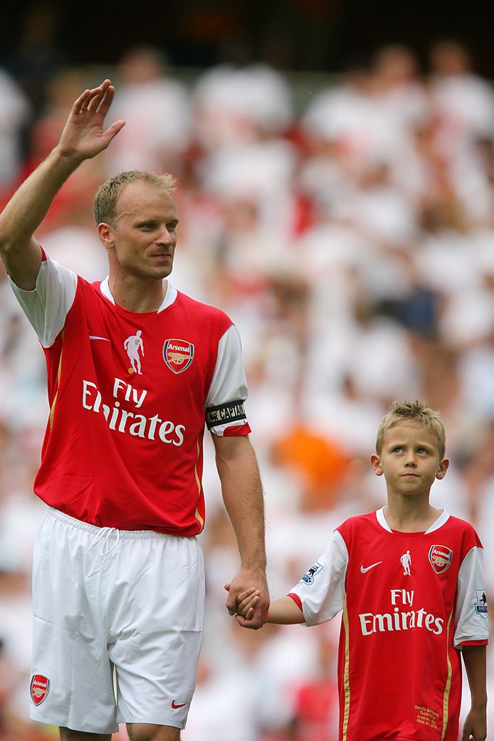 Dennis Bergkamp met zijn zoon Mitchel bij zijn afscheidswedstrijd in het Emirates Stadium op 22 juli 2006.