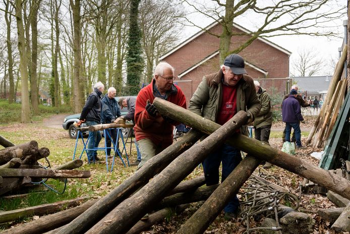 Met vereende krachten worden de houten onderdelen van de speeltoestellen opgeknapt.