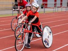 Met haar ‘framerunner’ racet Floor (8) over de atletiekbaan: ‘Willen sporten mogelijk maken voor iedereen’