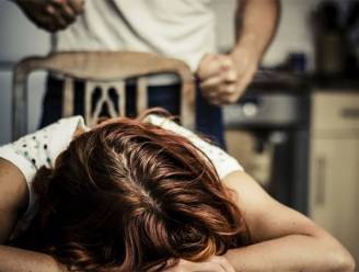 Koppel uit Waregem slaat dochter (16) met riem in gezicht “omdat ze te westers is”