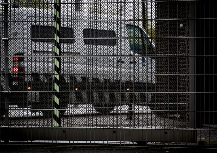 Een busje van Justitie bij het uitzetcentrum bij Rotterdam The Hague Airport. In het detentiecentrum verblijven mannen in afwachting van hun uitzetting.