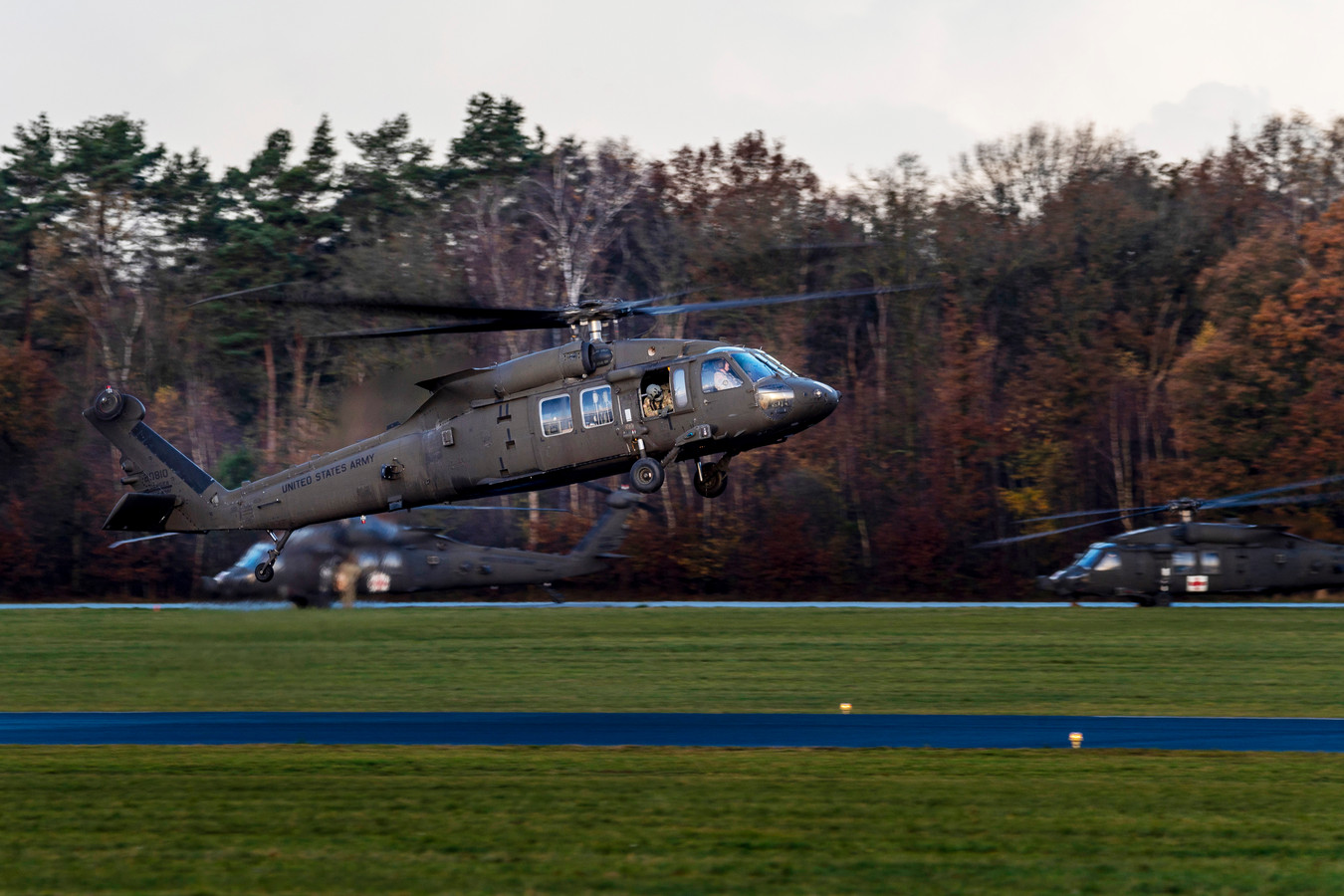 Amerikaanse heli s maken tussenstop op Woensdrecht Die Black