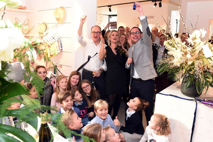 Burgemeester Vincent Vanquickenborne opende de nieuwe Elisa van zaakvoerster Fran Lavigne en haar echtgenoot Peter Vyncke in Kortrijk.