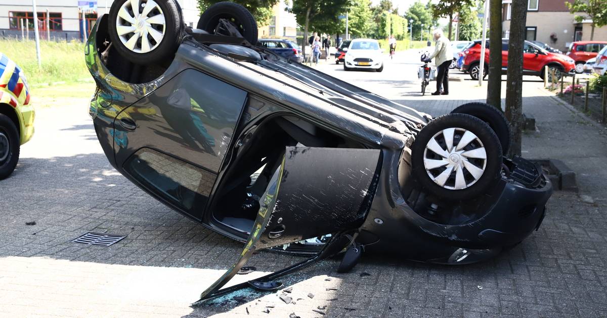 Auto belandt op kop bij aanrijding in Culemborg.