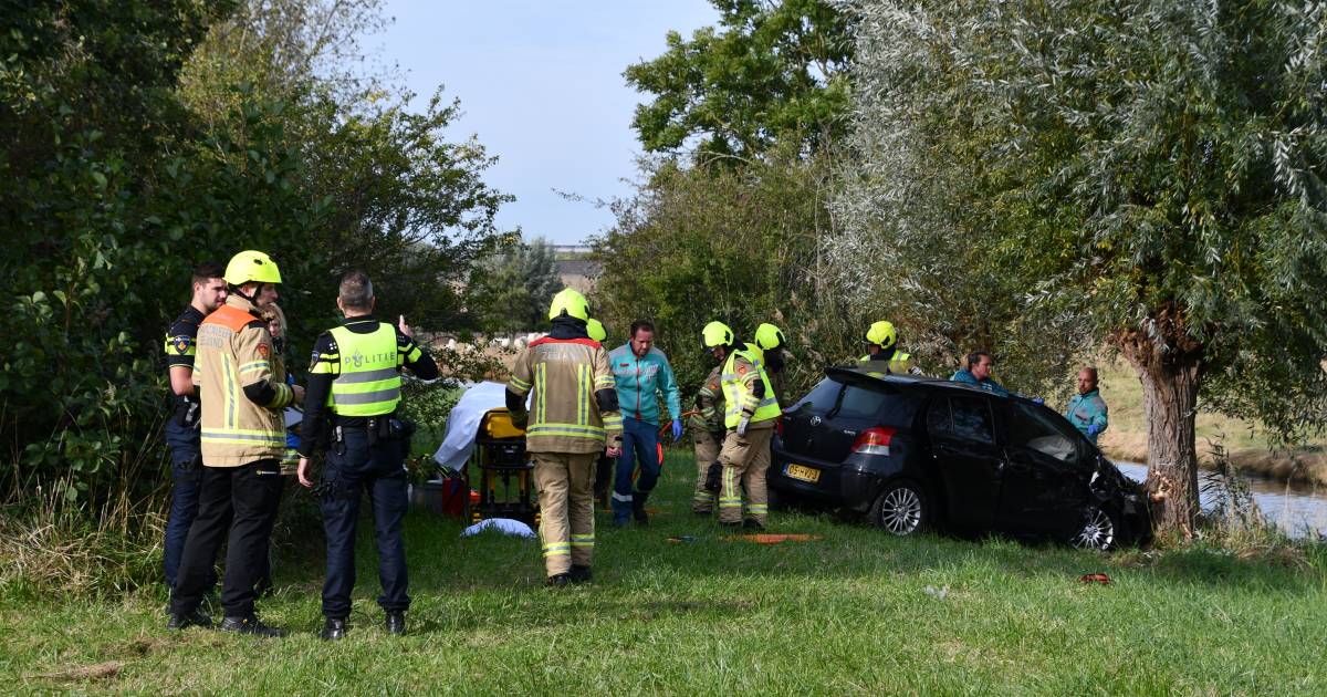 Persoon uit auto bevrijd na ernstig ongeluk, Sloeweg afgesloten.