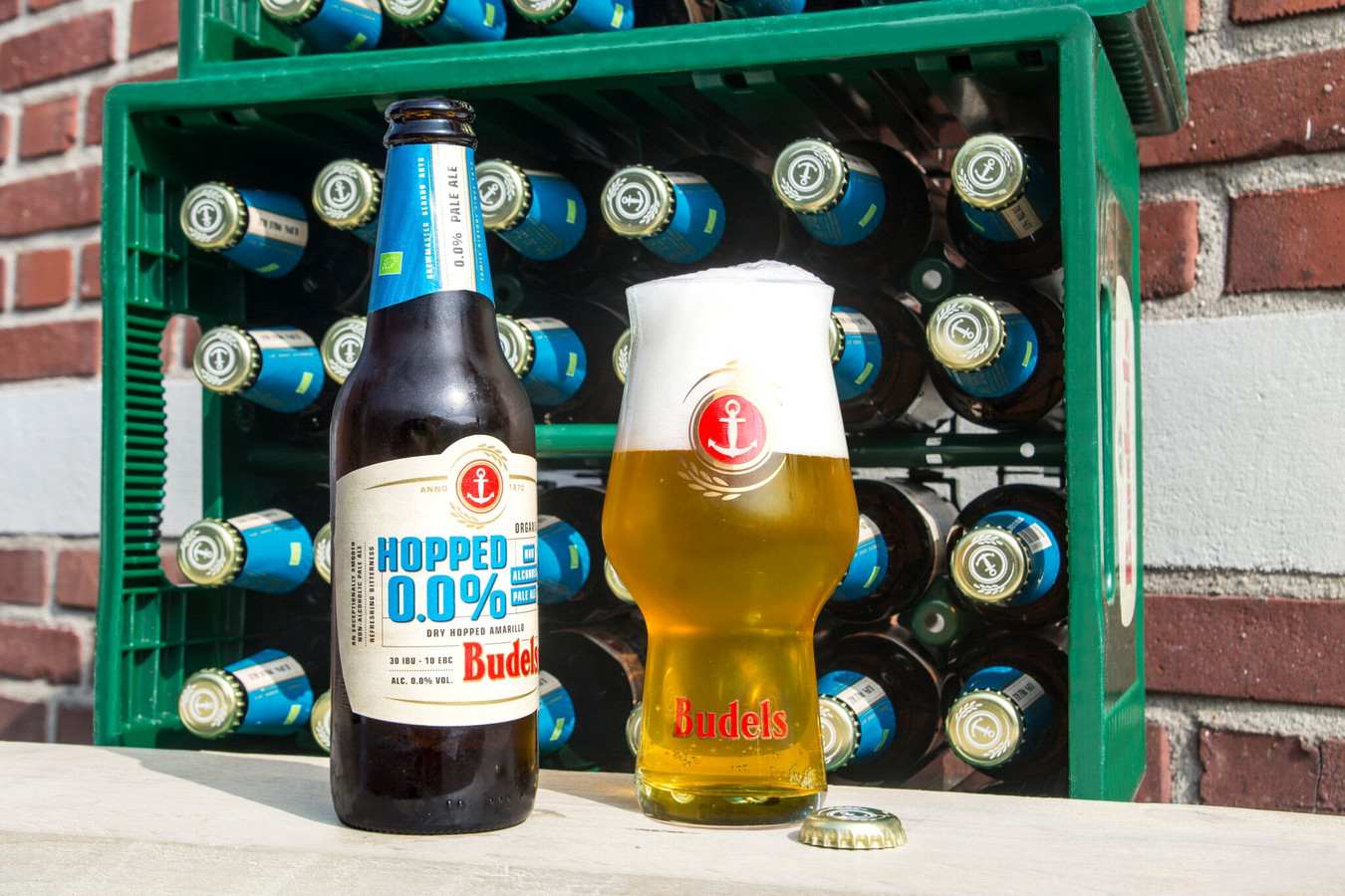 Bierdrinker heeft 0.0bier omarmd, maar helemáál zonder alcohol is het niet altijd Foto AD.nl